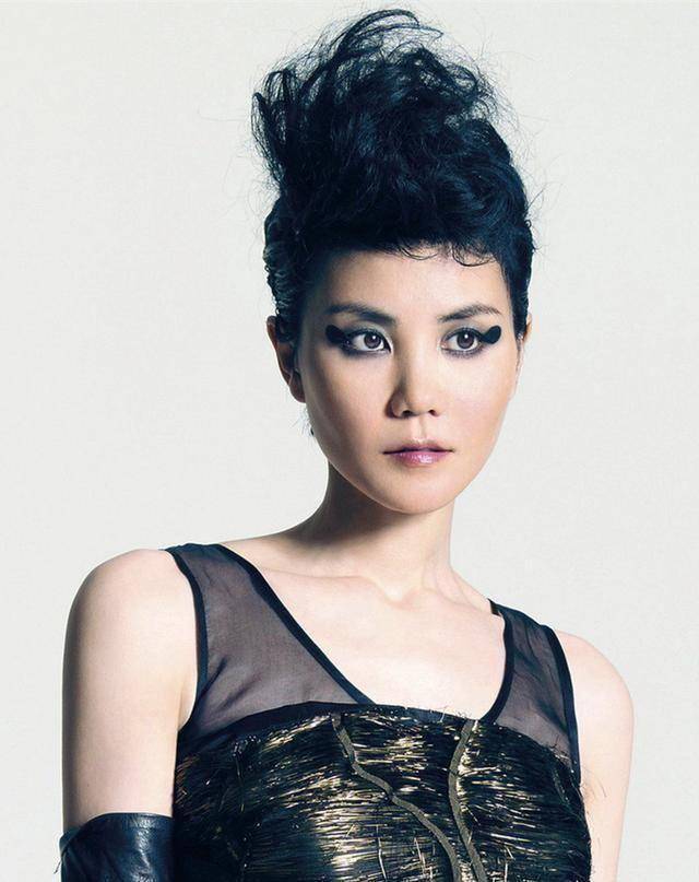 王菲在台湾宣传2046时,主持人请她谈谈拍华语影坛最高逼格的王家卫