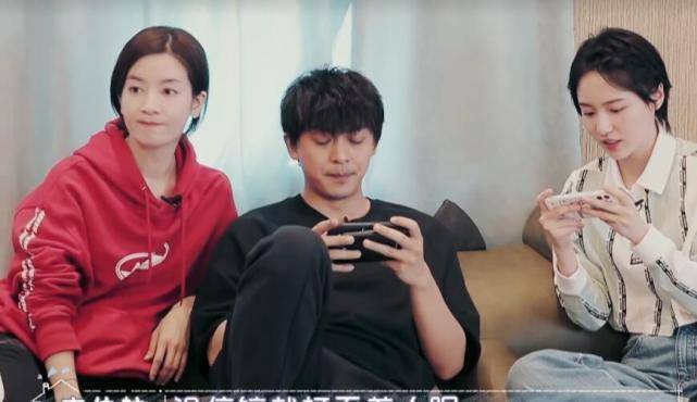 原创李佳航专心跟成果玩游戏却忽略了自己老婆有谁注意李晟的反应