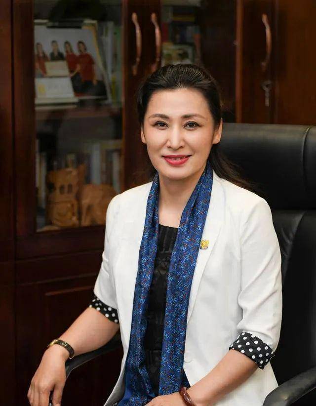 原创汕头大学现任女校长被网友冠以最美称号她因何受人喜爱