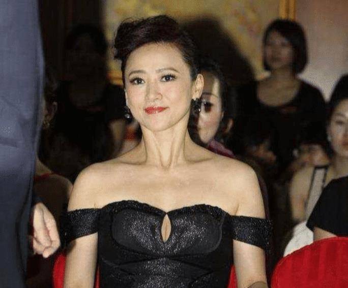 古天乐苦苦追求无果,如今52岁仍旧气质满天飞_翁虹_明星_时尚