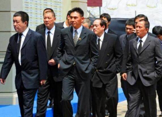 在港澳这两个纸醉迷金的弹丸之地上,出现了新义安,14k,和胜和和大圈帮