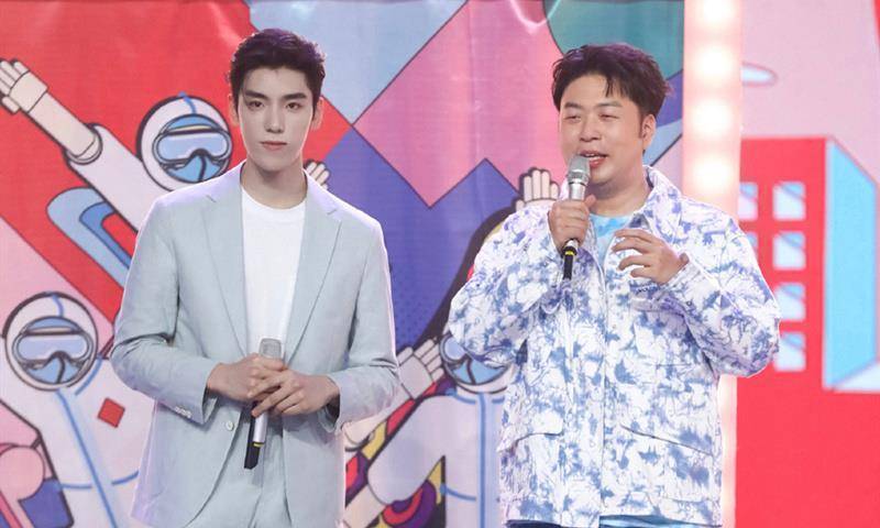 《青2》迎来合作舞台,导师热舞暖场,师兄更是炫酷_节目_蔡徐坤_王子异