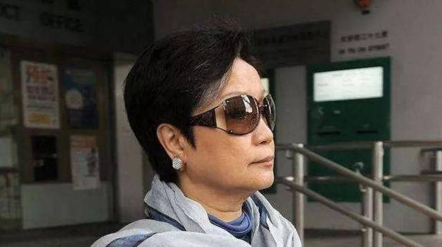 司徒玉莲长得并非如花似玉,但强在嘴皮子厉害和交际能力突出,迅速受到