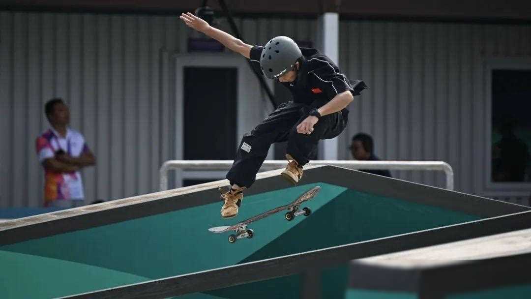 带你看懂奥资赛:炫酷滑板,热烈掌声!