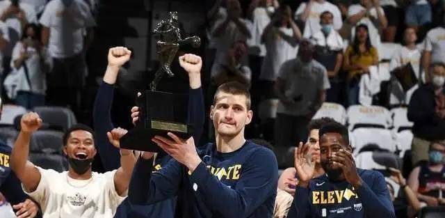 阿里纳斯说约基奇是近40年最争议mvp詹姆斯乔丹评价正面