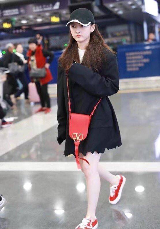 原创陈乔恩这么矮吗机场私服照最多1米5难道官方165身高是假的