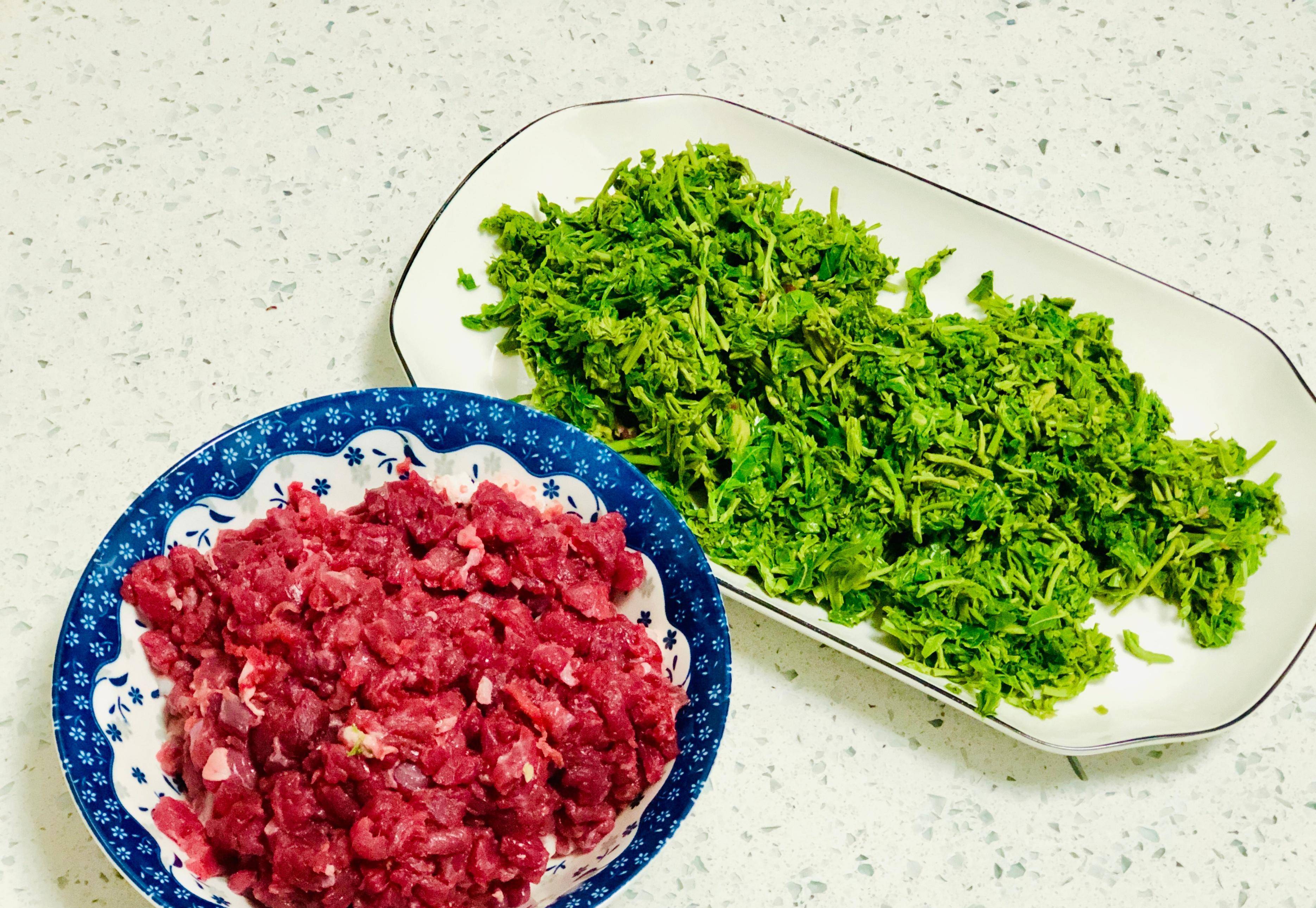 第一步:制作香椿牛肉酱的时候,牛肉大家选择牛里脊肉,口感最好.