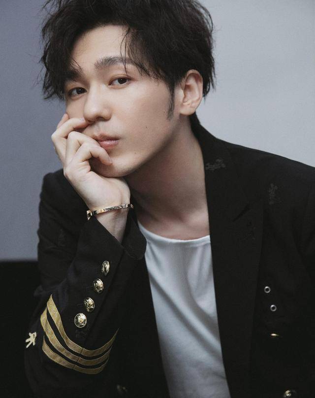 原创白宇跨界当歌手太意外穿米奇制服帅翻新作单曲全程参与超用心