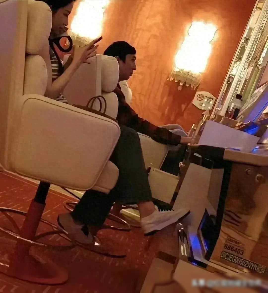 王思聪玩老虎机引热议，与美女同游永利皇宫，意外成网络焦点_搜狐网