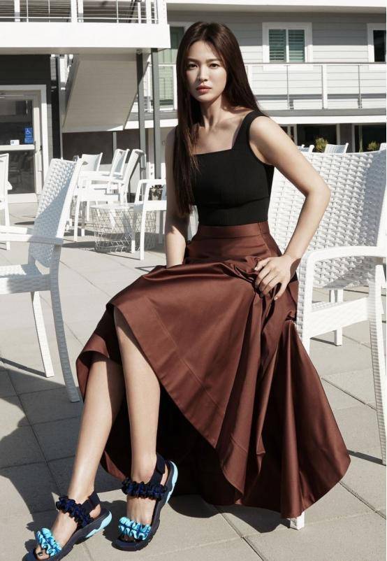 原创宋慧乔全新代言照曝光时尚吊带开启清爽夏日简约私服优雅动人