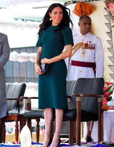 脚上是一双黑色高跟鞋的梅根,针尖一般的鞋跟无疑让她的身高与气场都