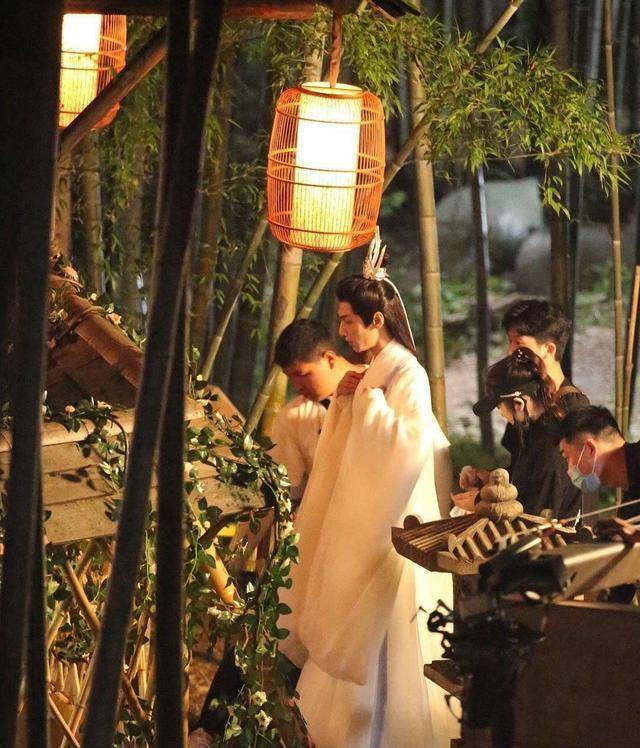 原创皓衣行路透帅翻罗云熙拿油纸伞仙气十足陈飞宇太有少年感