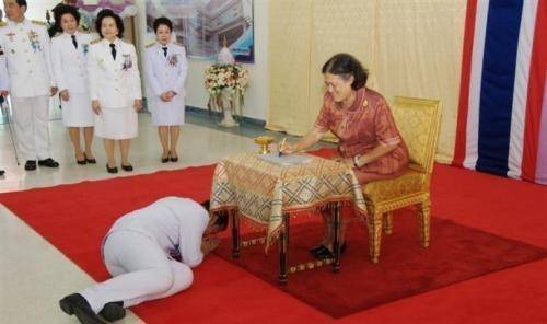 按照泰国传统礼节,即使是泰国总理在正式场合拜见诗琳通公主,也必须按