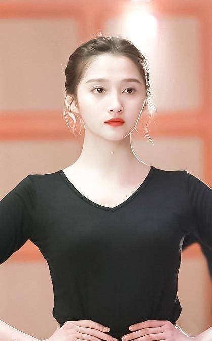 关晓彤在练习室里跳舞,穿紧身黑衣凸显曲线,身材颜值都很不错