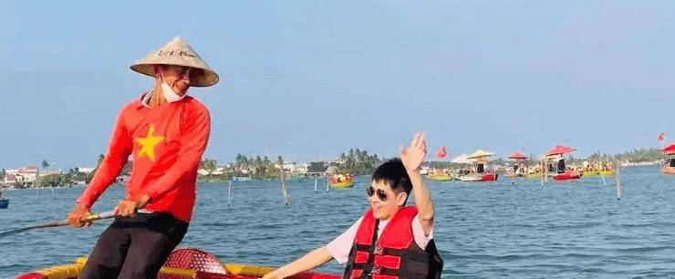 林志颖一家人去旅行双胞胎儿子海边嬉戏父子好温馨