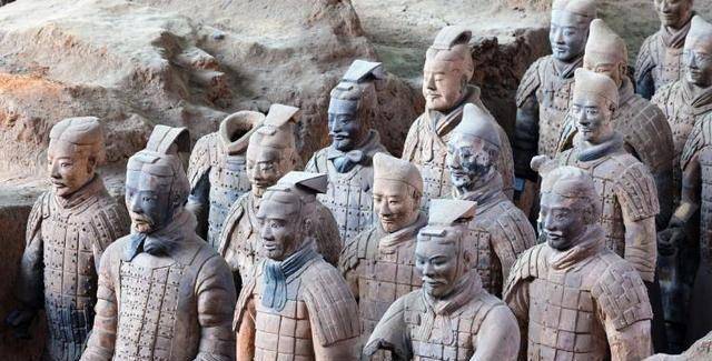 女游客参观兵马俑，展出的兵马俑忽然动了一下，随后立即报警