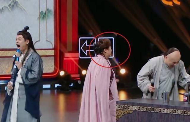 所有嘉宾笑声一片,唯有她上前替她遮挡_贾玲_华晨宇_王牌