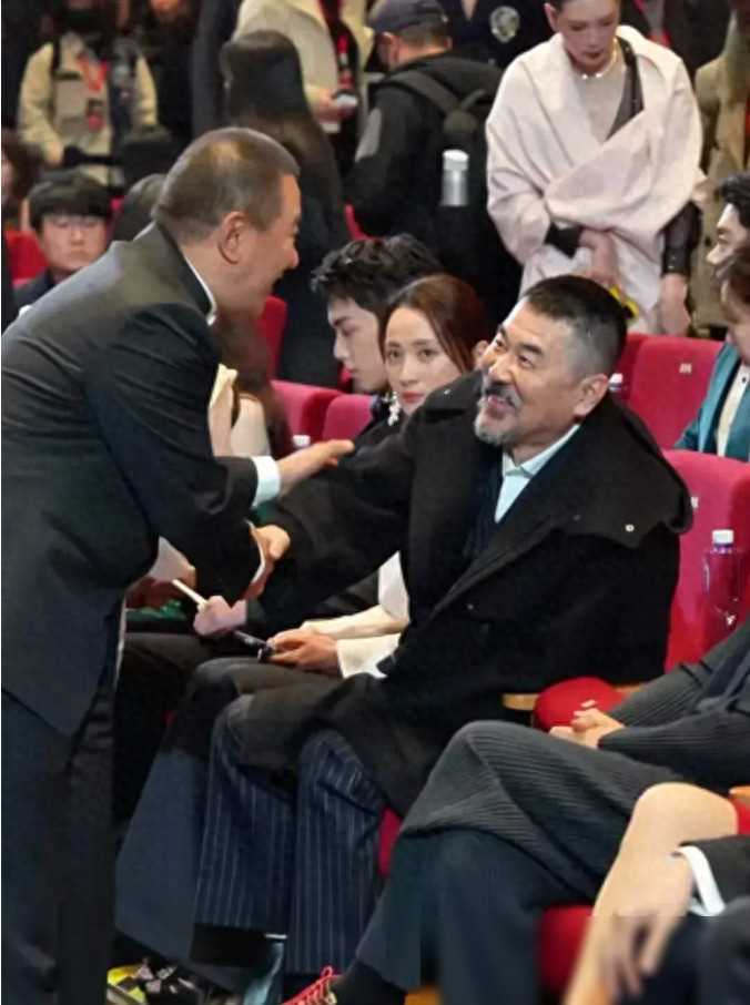 网友们开始纷纷搜索"陈建斌的脚怎么了",对他的行为提出质疑.