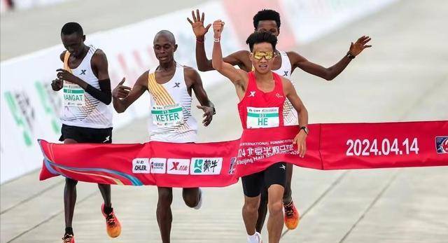 就在比赛前一天,官方公布,国内资深选手贾俄仁加因