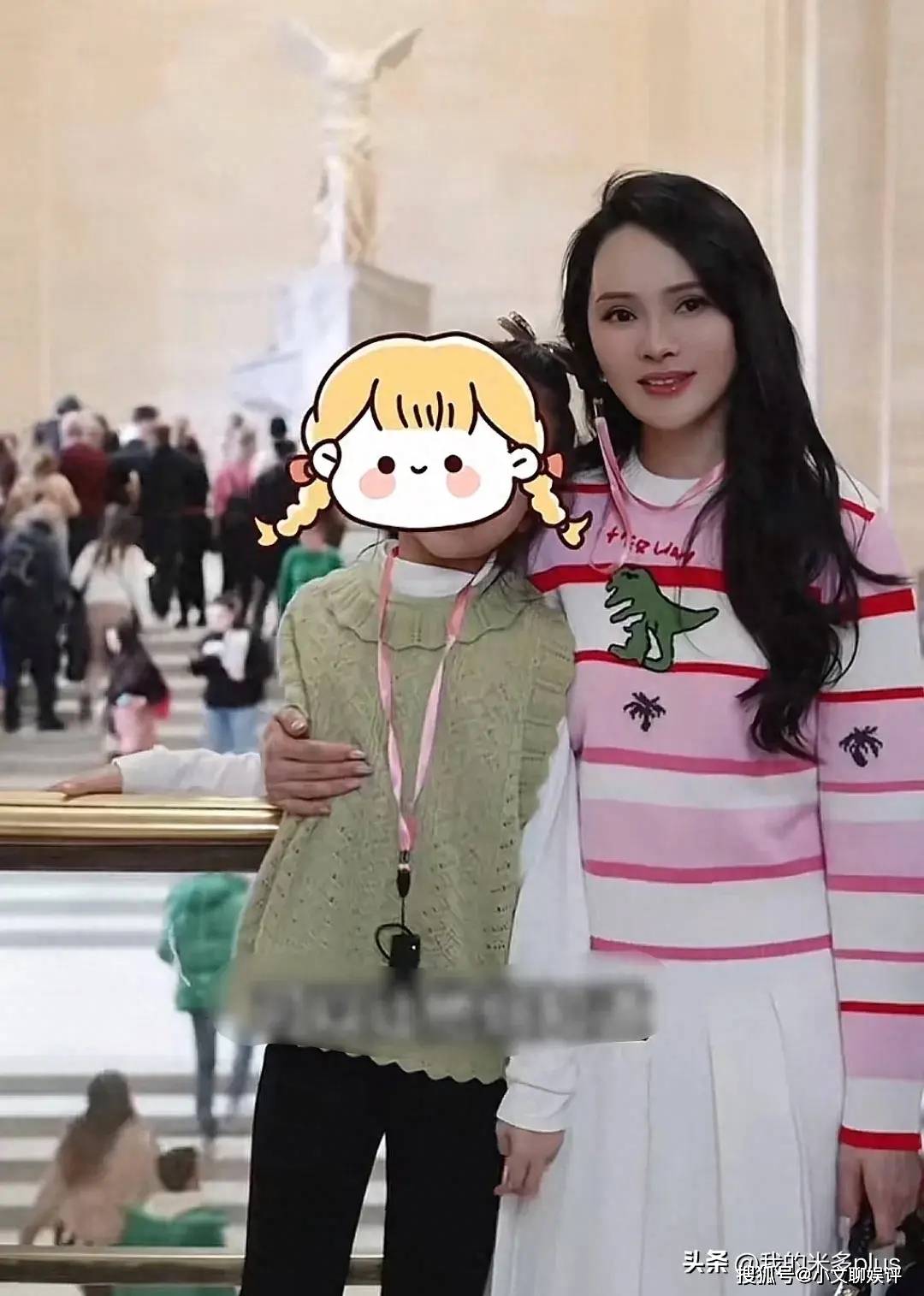 原创伊能静带女儿参观法国卢浮宫背影年轻又苗条小米粒露脸像奶奶