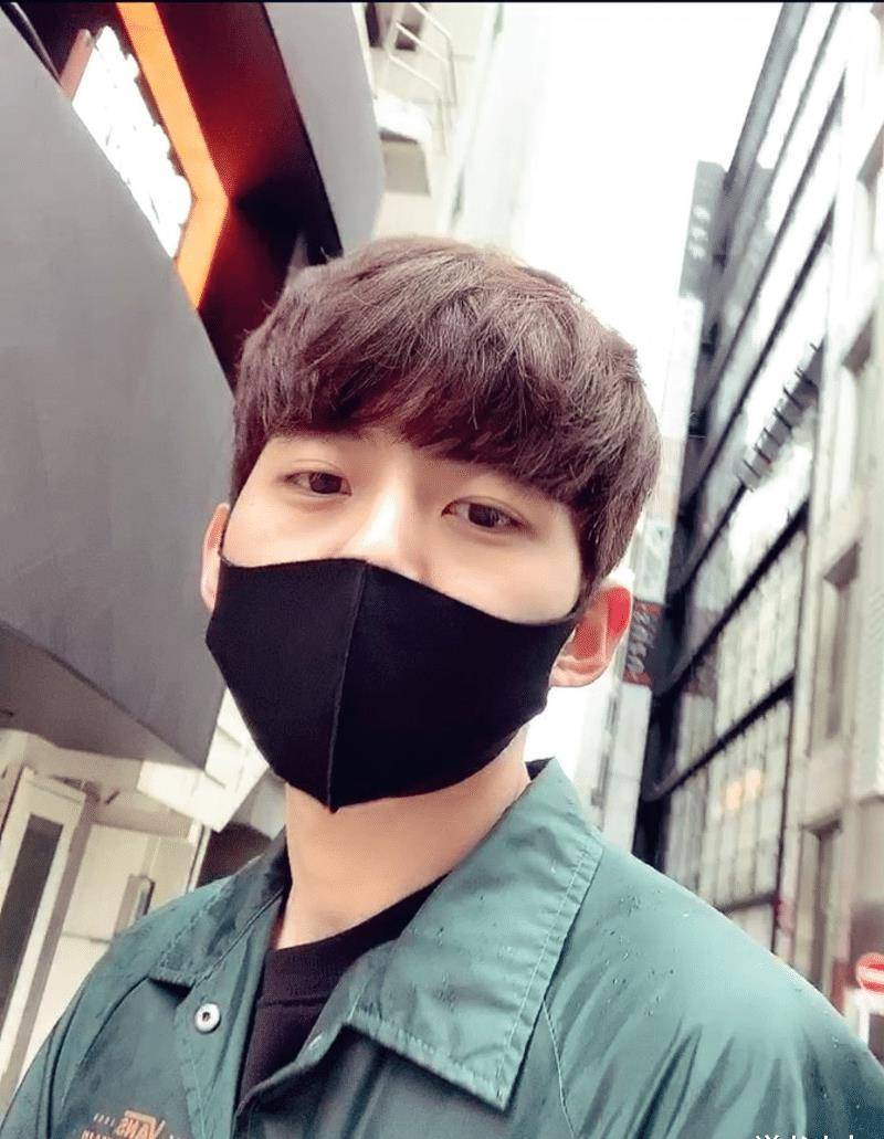 申东浩在团里的时候就很出挑,据说他爸爸是个杂志社老板,他入娱乐圈的