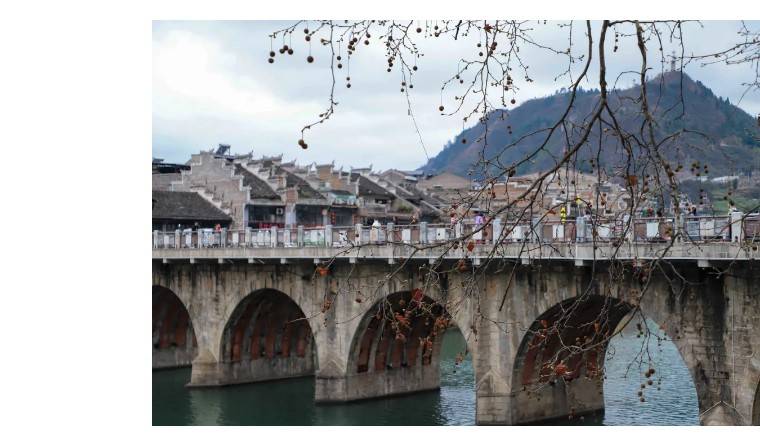 食罢贵州酸汤鱼夜游镇江古城参观歪门邪道和拐弯抹角