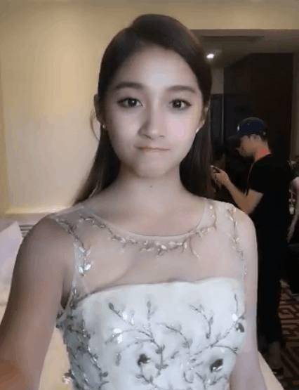 关晓彤走红毯化着浓妆穿着长裙真美