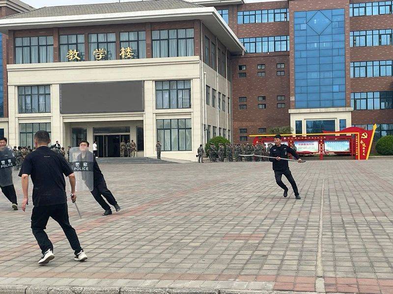 以演筑防校园安全线郑州城轨交通学校开展反恐应急演练活动
