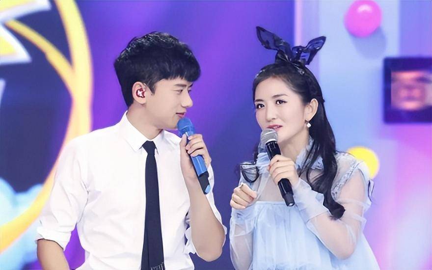 张杰谢娜带仨娃游迪士尼十指紧扣如热恋情侣3个保姆很抢镜