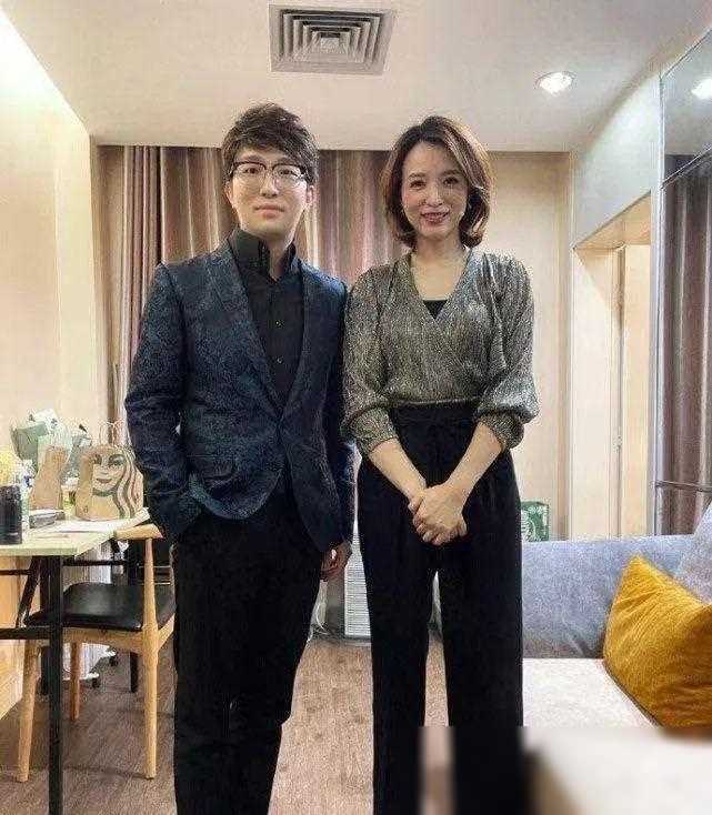 董卿28年前短发青涩照曝光与现在形象大相径庭