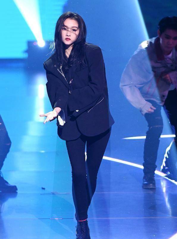 原创关晓彤真不给00后留活路坐下盘成麻花腿双腿无一丝缝隙