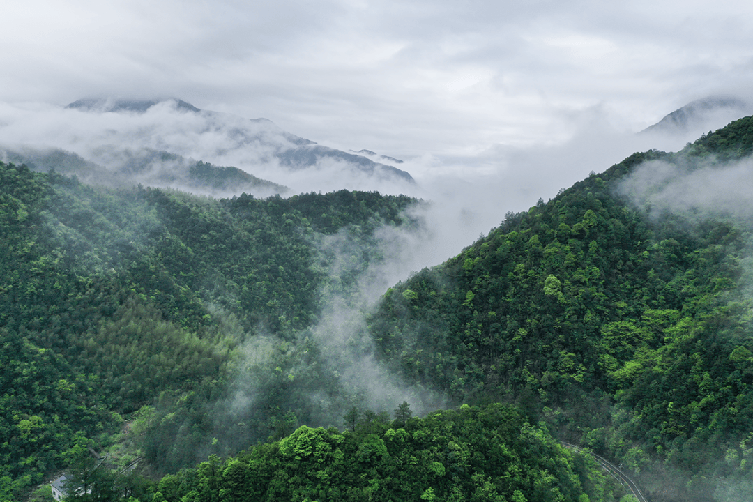 原创江西上饶有座五府山山上砌了一道围墙一步可跨越两个省