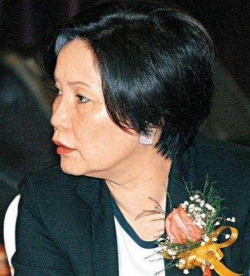 原创她是澳门大姐大18岁初入江湖成就了崩牙驹和街市伟如今低调