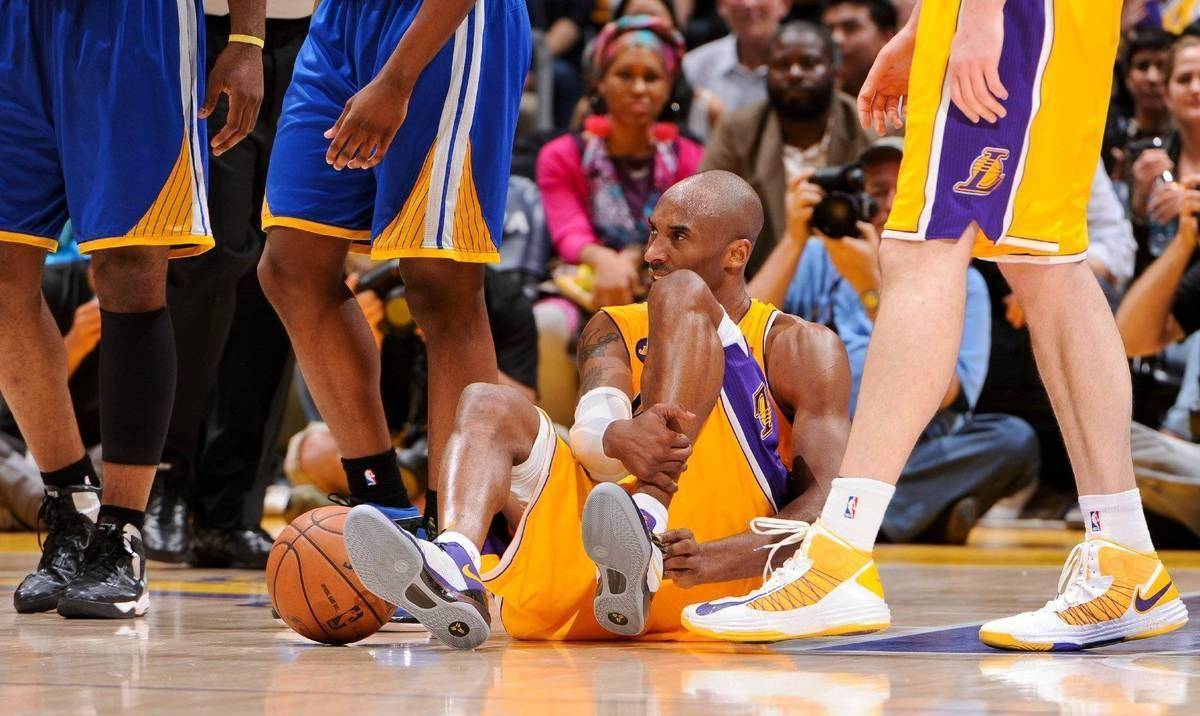 虽然科比遭遇了跟腱断裂,所有人都不认为科比在伤愈复出后还能打出高