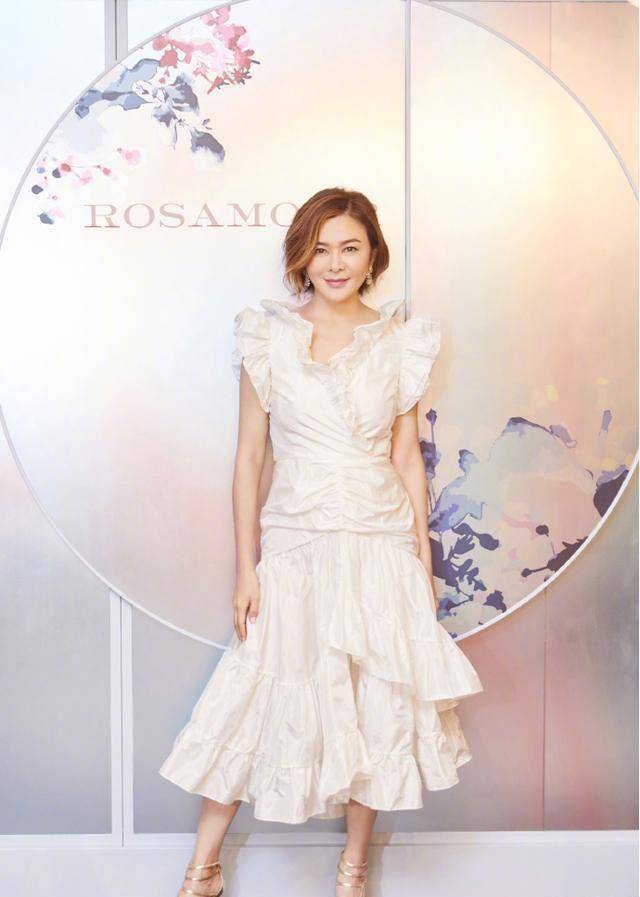 原创关之琳庆祝59岁生日绿裙搭配奢华珠宝太减龄穿搭显气质优雅