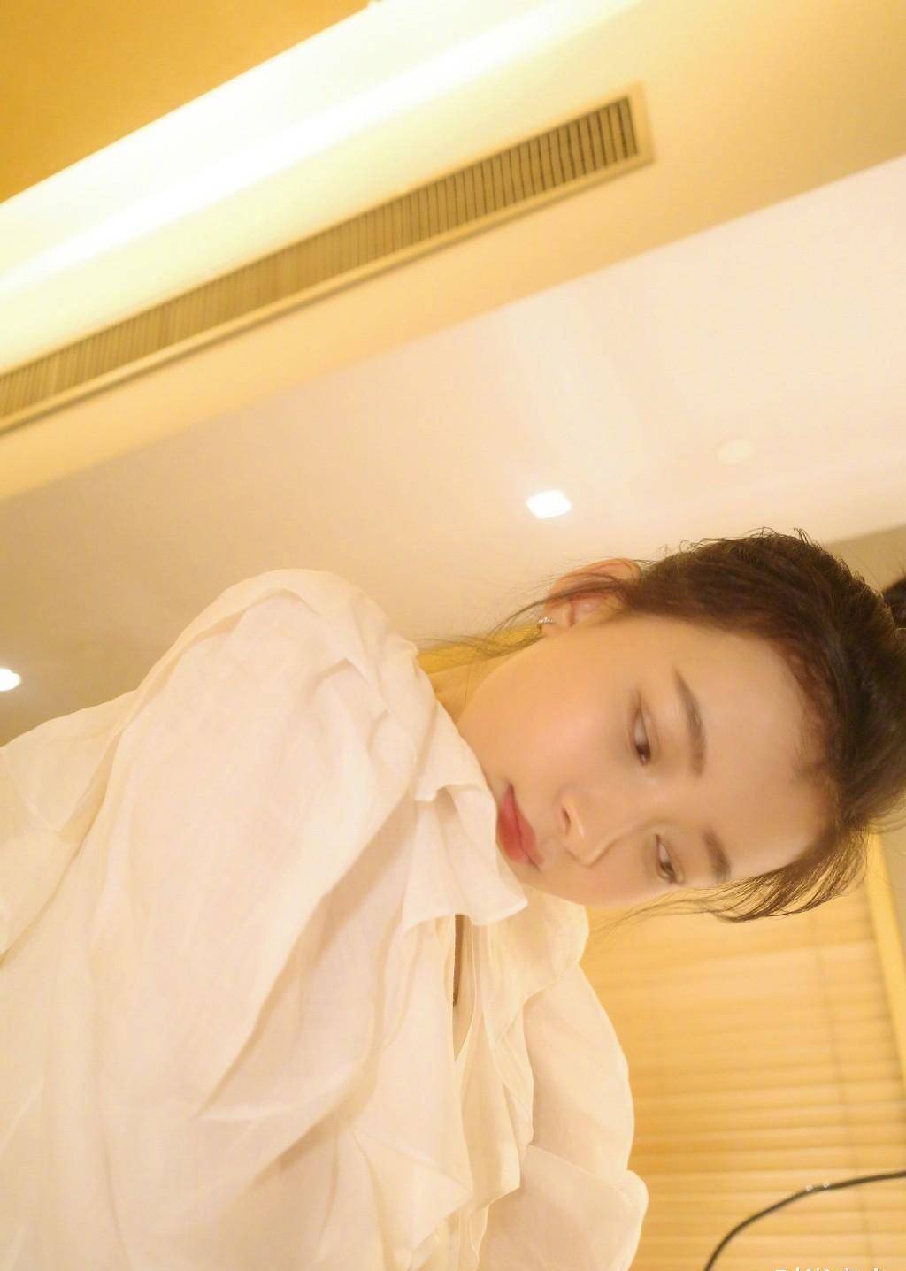 原创孙怡晒私服照穿白色泡泡袖上衣扎丸子头满脸胶原蛋白甜美吸睛