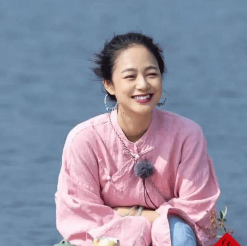 原创姜文罕晒家庭照61岁的他已两鬓斑白46岁周韵素颜太沧桑