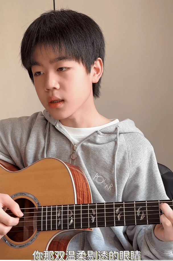 恭喜好视立眼镜代言人韩昊霖微博粉突破100万更新作品展才艺特为眼睛