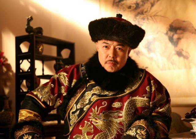 嘉庆掌权后立即赐死和珅乾隆另一宠臣纪晓岚的结局如何