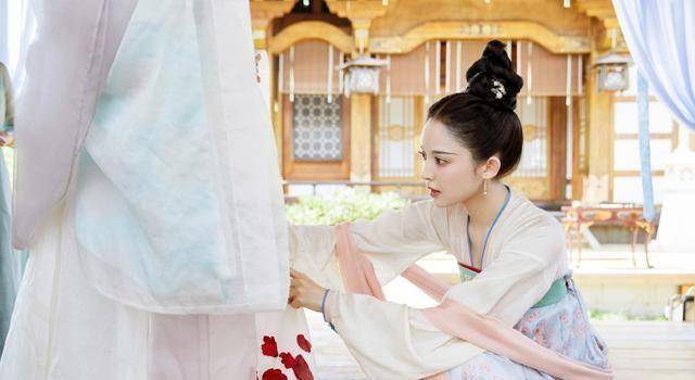 这种露出大光明顶得高高的发髻是唐朝女子最流行的发型,很有精神气