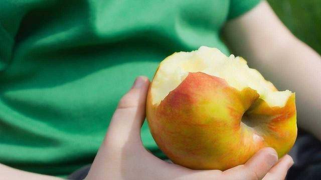 原创天津一女子坚持每天早上空腹吃苹果一段时间后有什么变化