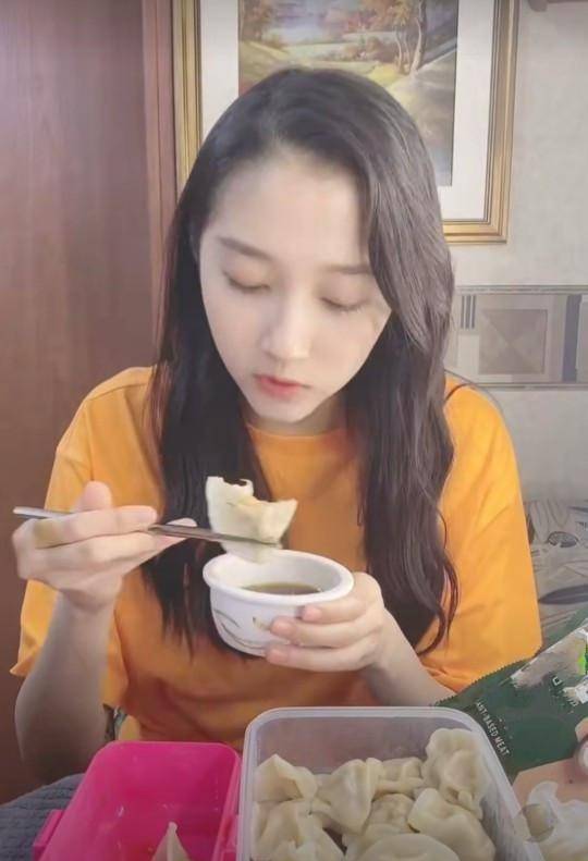 原创关晓彤因植物肉宣传翻车却错不在假吃行为而在于双重标准