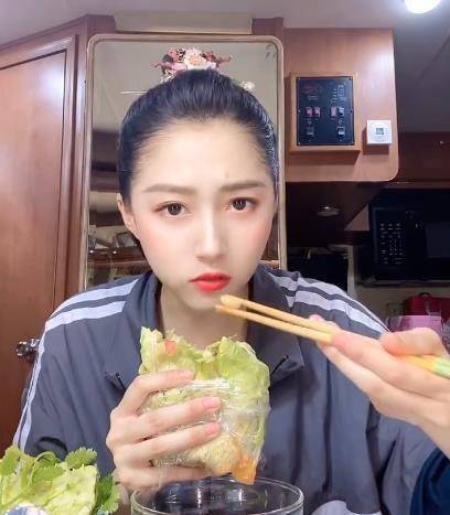 原创关晓彤晒出减肥餐谁注意桌上的这一碟网友间接秀恩爱