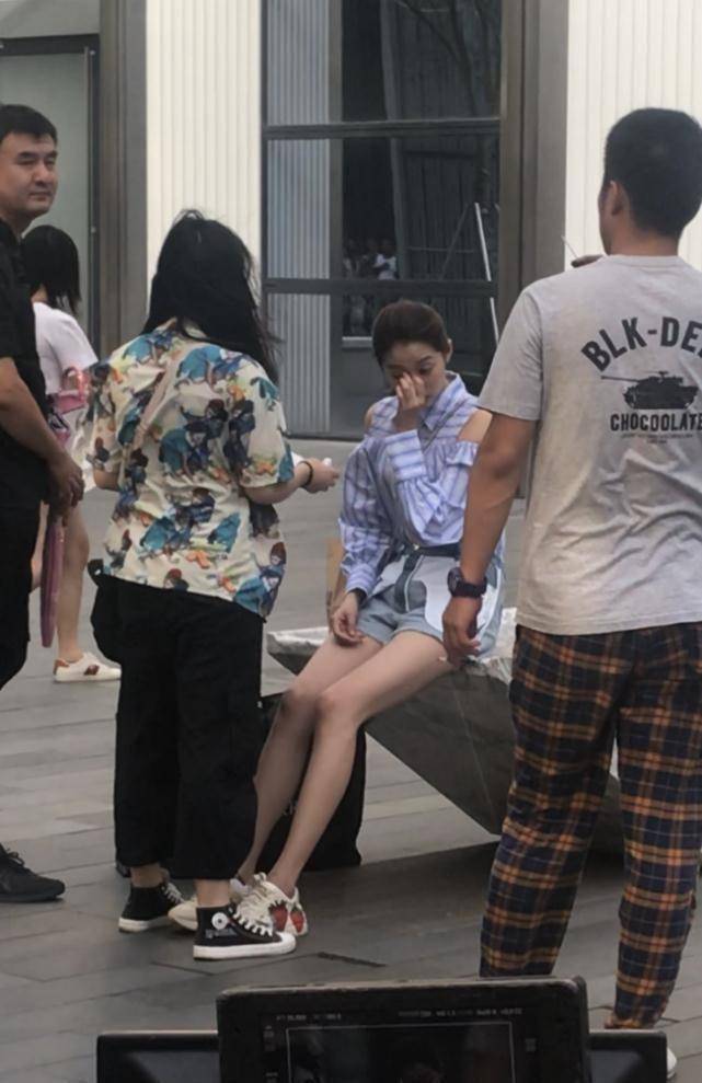 关晓彤街头拍戏被偶遇又高又瘦助理完美衬托出了她的大长腿