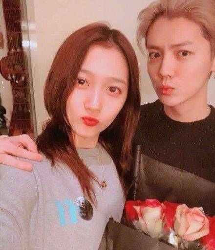 原创关晓彤大热天穿羽绒服拍戏路人喊鹿晗装听不见张一山忍不住笑