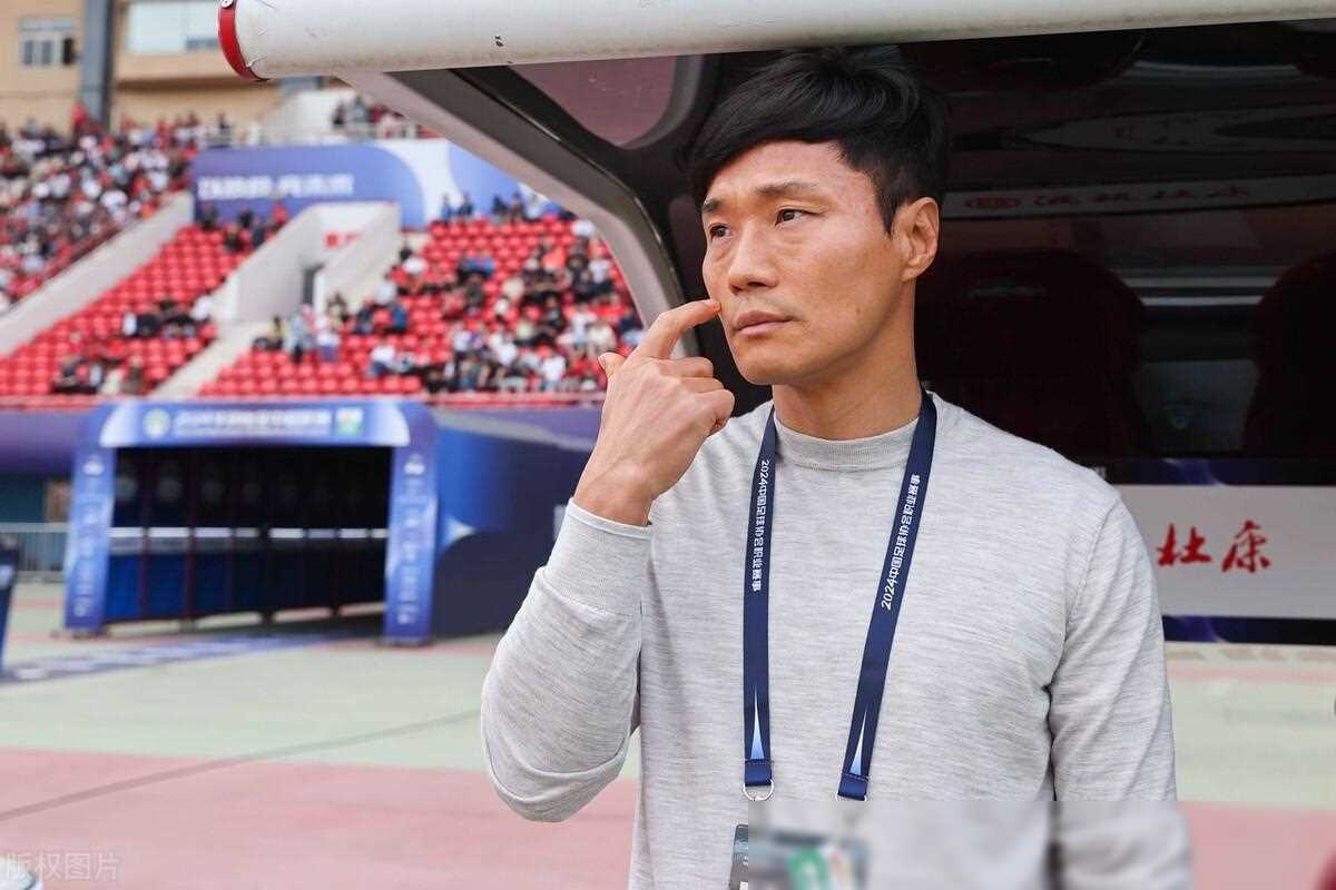 原创首位下课主帅浮出水面球迷不满主场谢场总经理引咎辞职