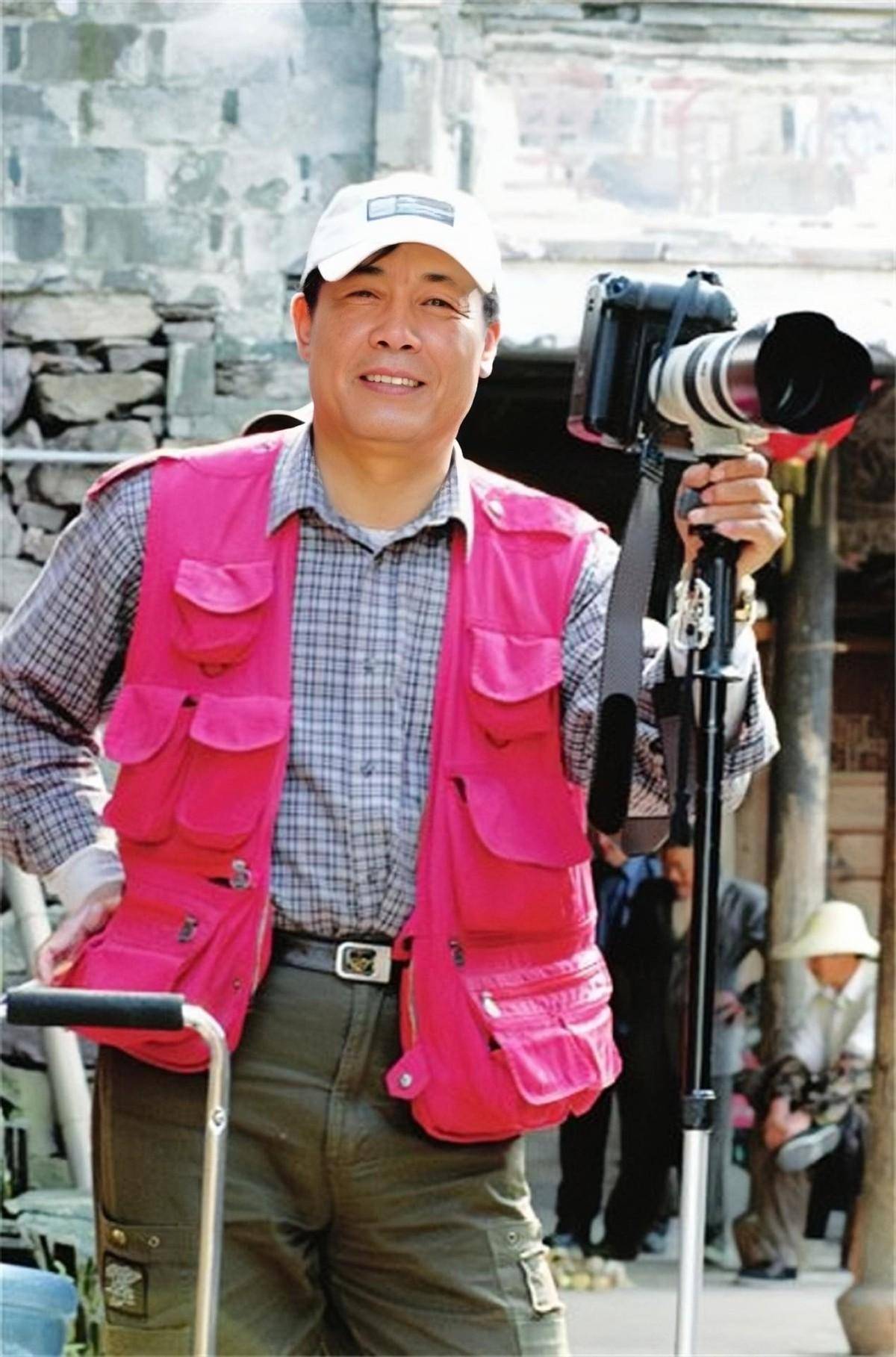 他是最干净的男演员,结婚46年零绯闻,为妻子息影12年,61岁走红_冯恩