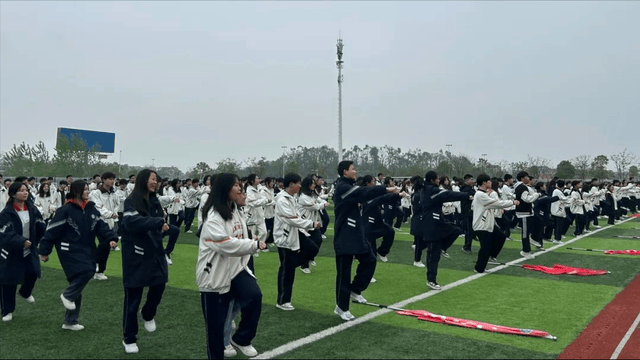 岳阳市洞庭高级中学坚持两操健体魄 青春步伐展风采_运动_活力_集体