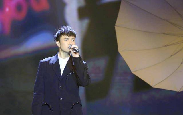 当然要说到古巨基的"崛起"自然不能不谈"哥哥"张国荣.