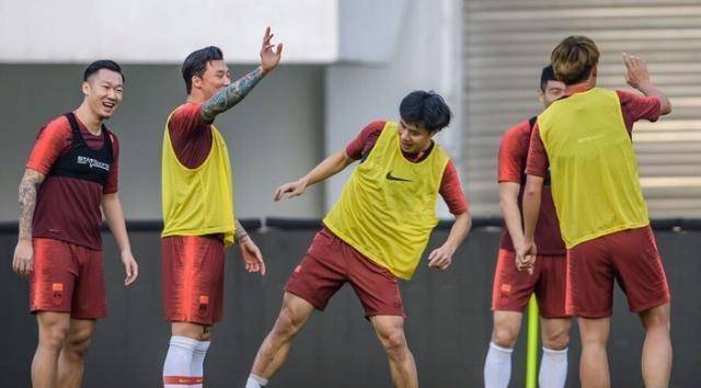 原创国足集训第二练老队长带伤上阵里皮幕后军师终于现身